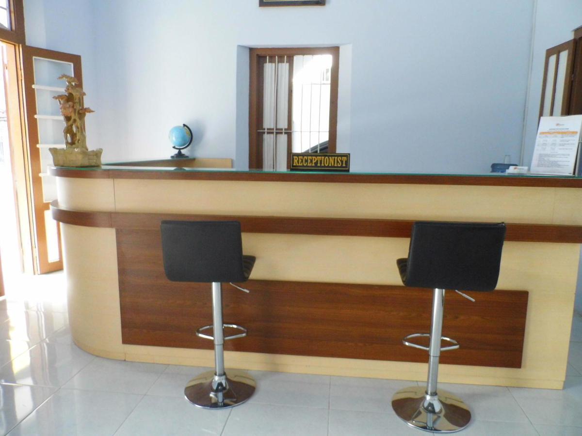 Hotel Ilhami Blitar Экстерьер фото