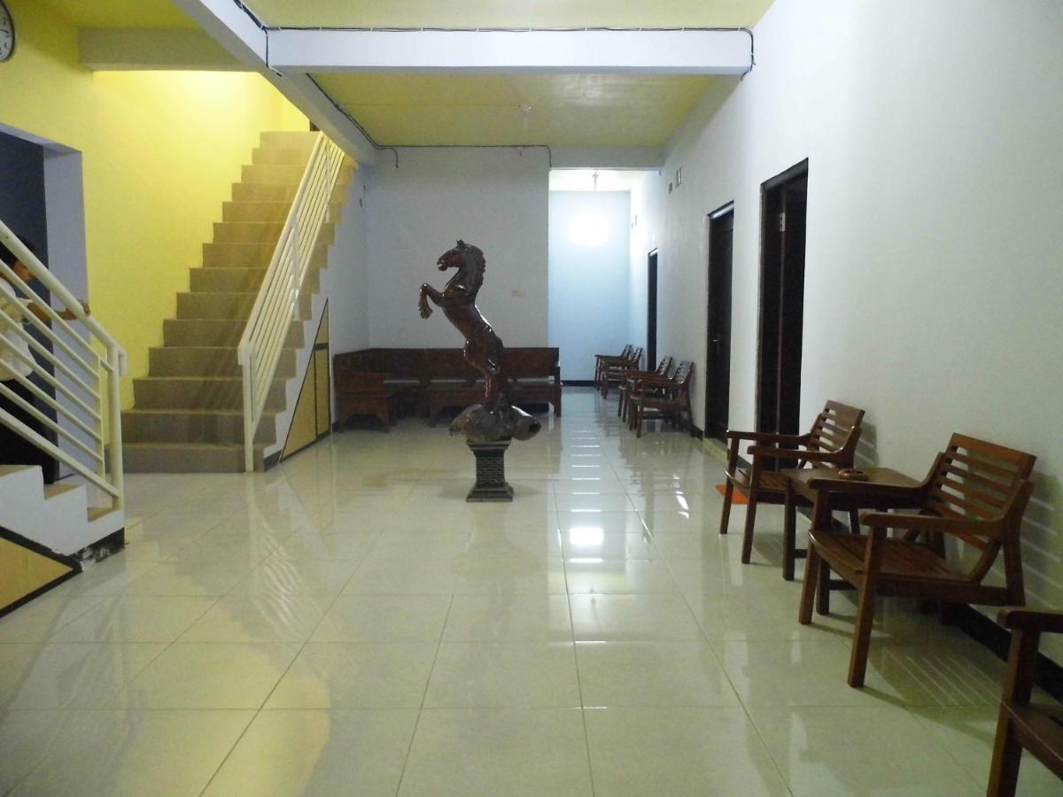 Hotel Ilhami Blitar Экстерьер фото