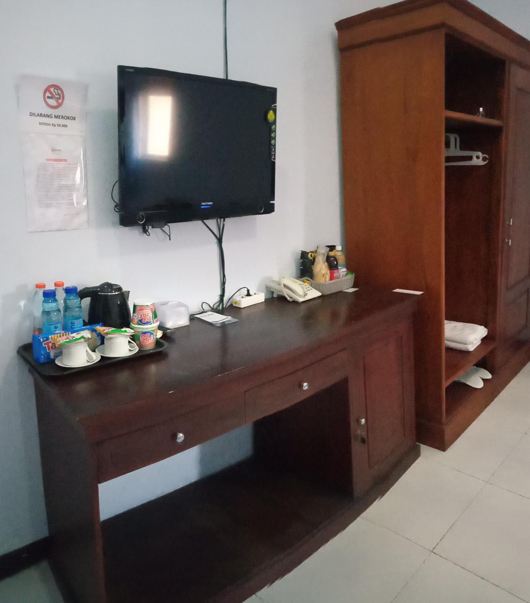 Hotel Ilhami Blitar Экстерьер фото
